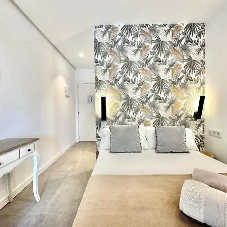 Loft 18 Beachfront Center Апарт-отель Марбелья