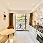 Loft 18 Beachfront Center 3*