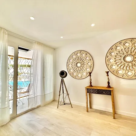 아파트호텔 Loft 18 Beachfront Center 4*