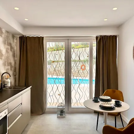 Loft 18 Beachfront Center Aparthotel