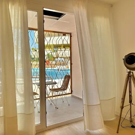 Loft 18 Beachfront Center Aparthotel