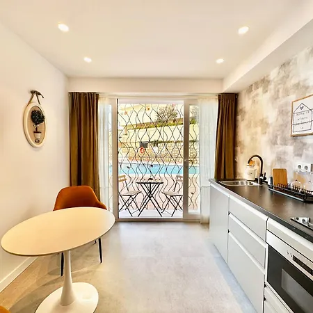 Loft 18 Beachfront Center 4*