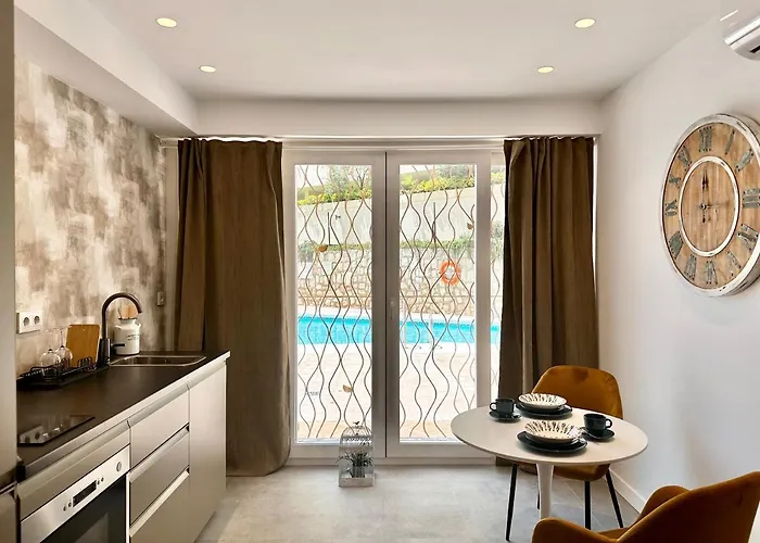 Loft 18 Beachfront Center Aparthotel