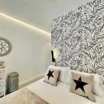 Loft 18 Beachfront Center מלון דירות 3*
