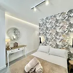 Loft 18 Beachfront Center 3*