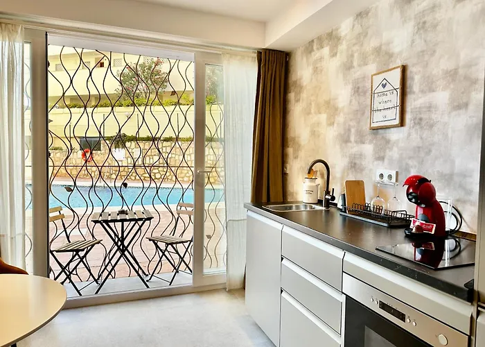 Loft 18 Beachfront Center 3* Μαρμπέλλα