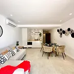 Loft 18 Beachfront Center 3* Μαρμπέλλα
