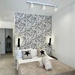 Ξενοδοχείο με διαμερίσματα Loft 18 Beachfront Center 3*