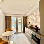Loft 18 Beachfront Center 3* Μαρμπέλλα